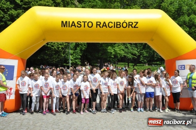 Zdjęcie w galerii na portalu naszraciborz.pl: Pół tysiąca dzieci i młodzieży na XI Biegu Profilaktycznym w parku im. Miasta Roth wiadomości z regionu