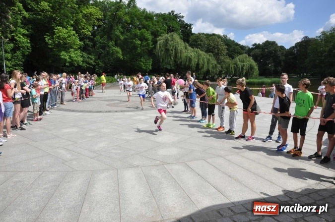 Zdjęcie w galerii na portalu naszraciborz.pl: Pół tysiąca dzieci i młodzieży na XI Biegu Profilaktycznym w parku im. Miasta Roth wiadomości z regionu