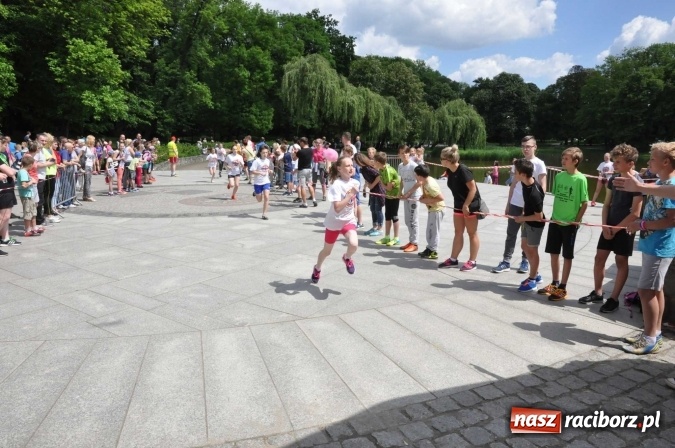 Zdjęcie w galerii na portalu naszraciborz.pl: Pół tysiąca dzieci i młodzieży na XI Biegu Profilaktycznym w parku im. Miasta Roth wiadomości z regionu
