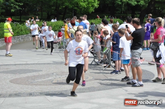 Zdjęcie w galerii na portalu naszraciborz.pl: Pół tysiąca dzieci i młodzieży na XI Biegu Profilaktycznym w parku im. Miasta Roth wiadomości z regionu