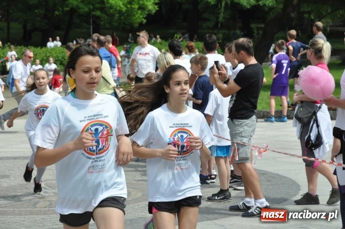 Zdjęcie w galerii na portalu naszraciborz.pl: Pół tysiąca dzieci i młodzieży na XI Biegu Profilaktycznym w parku im. Miasta Roth wiadomości z regionu