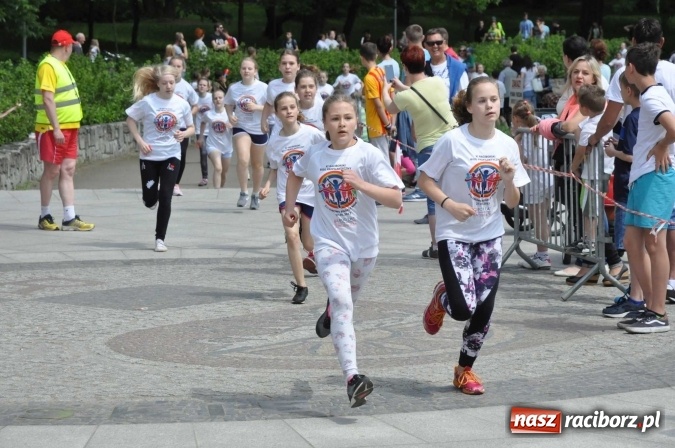 Zdjęcie w galerii na portalu naszraciborz.pl: Pół tysiąca dzieci i młodzieży na XI Biegu Profilaktycznym w parku im. Miasta Roth wiadomości z regionu