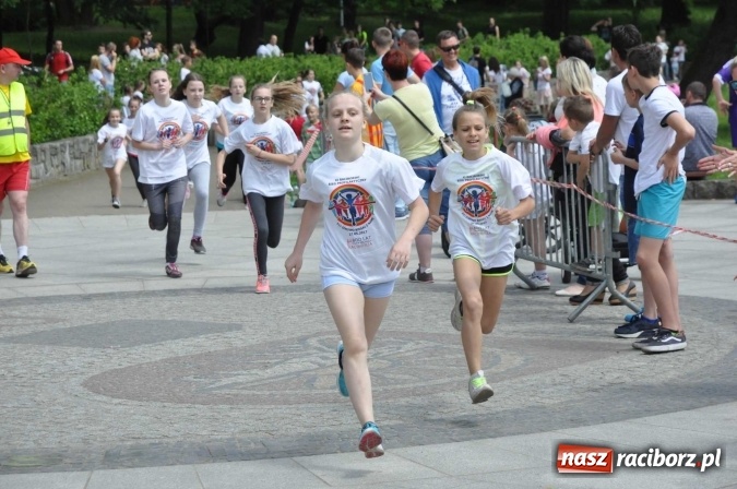 Zdjęcie w galerii na portalu naszraciborz.pl: Pół tysiąca dzieci i młodzieży na XI Biegu Profilaktycznym w parku im. Miasta Roth wiadomości z regionu