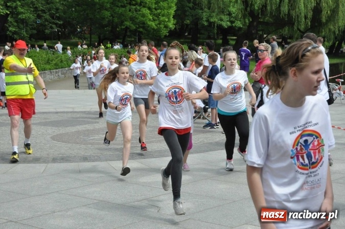 Zdjęcie w galerii na portalu naszraciborz.pl: Pół tysiąca dzieci i młodzieży na XI Biegu Profilaktycznym w parku im. Miasta Roth wiadomości z regionu