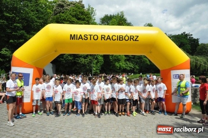 Zdjęcie w galerii na portalu naszraciborz.pl: Pół tysiąca dzieci i młodzieży na XI Biegu Profilaktycznym w parku im. Miasta Roth wiadomości z regionu