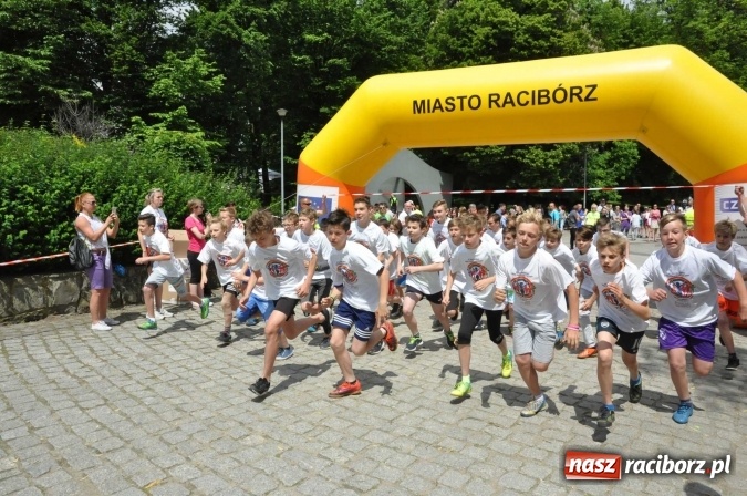 Zdjęcie w galerii na portalu naszraciborz.pl: Pół tysiąca dzieci i młodzieży na XI Biegu Profilaktycznym w parku im. Miasta Roth wiadomości z regionu