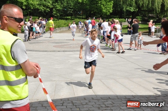 Zdjęcie w galerii na portalu naszraciborz.pl: Pół tysiąca dzieci i młodzieży na XI Biegu Profilaktycznym w parku im. Miasta Roth wiadomości z regionu