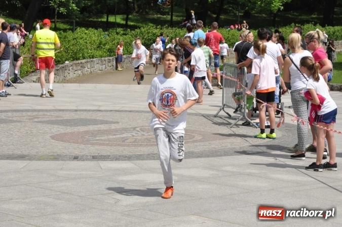 Zdjęcie w galerii na portalu naszraciborz.pl: Pół tysiąca dzieci i młodzieży na XI Biegu Profilaktycznym w parku im. Miasta Roth wiadomości z regionu