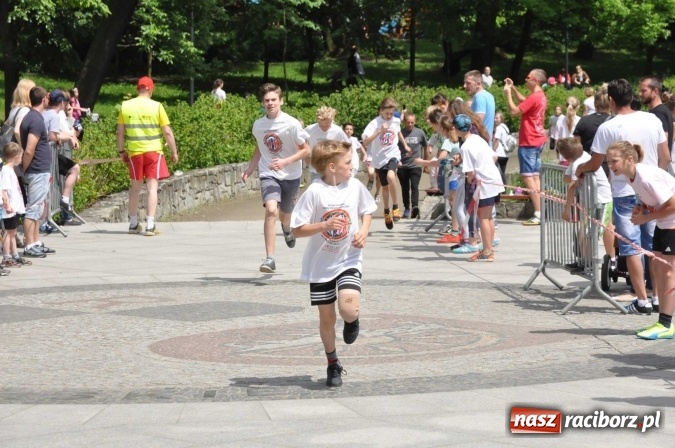 Zdjęcie w galerii na portalu naszraciborz.pl: Pół tysiąca dzieci i młodzieży na XI Biegu Profilaktycznym w parku im. Miasta Roth wiadomości z regionu
