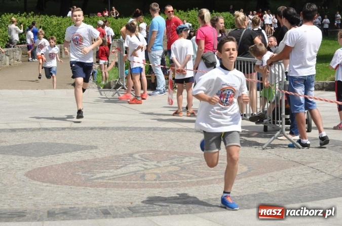 Zdjęcie w galerii na portalu naszraciborz.pl: Pół tysiąca dzieci i młodzieży na XI Biegu Profilaktycznym w parku im. Miasta Roth wiadomości z regionu