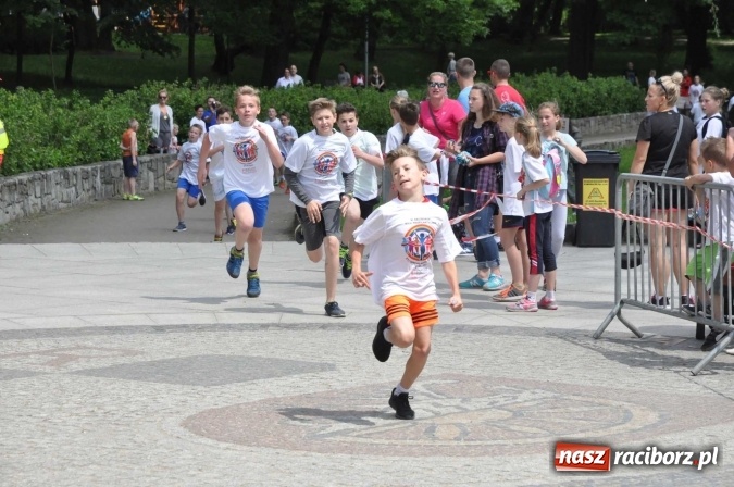 Zdjęcie w galerii na portalu naszraciborz.pl: Pół tysiąca dzieci i młodzieży na XI Biegu Profilaktycznym w parku im. Miasta Roth wiadomości z regionu
