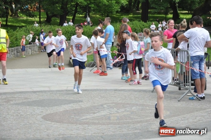 Zdjęcie w galerii na portalu naszraciborz.pl: Pół tysiąca dzieci i młodzieży na XI Biegu Profilaktycznym w parku im. Miasta Roth wiadomości z regionu