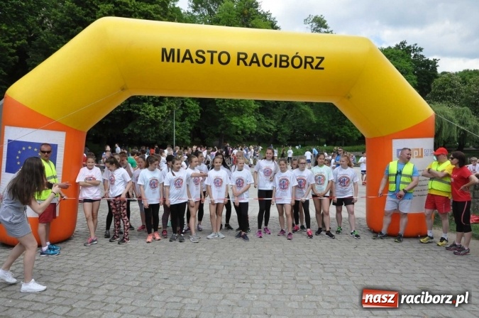 Zdjęcie w galerii na portalu naszraciborz.pl: Pół tysiąca dzieci i młodzieży na XI Biegu Profilaktycznym w parku im. Miasta Roth wiadomości z regionu