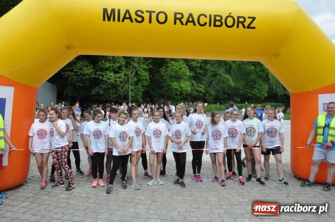 Zdjęcie w galerii na portalu naszraciborz.pl: Pół tysiąca dzieci i młodzieży na XI Biegu Profilaktycznym w parku im. Miasta Roth wiadomości z regionu