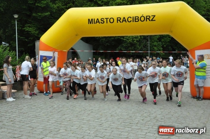 Zdjęcie w galerii na portalu naszraciborz.pl: Pół tysiąca dzieci i młodzieży na XI Biegu Profilaktycznym w parku im. Miasta Roth wiadomości z regionu