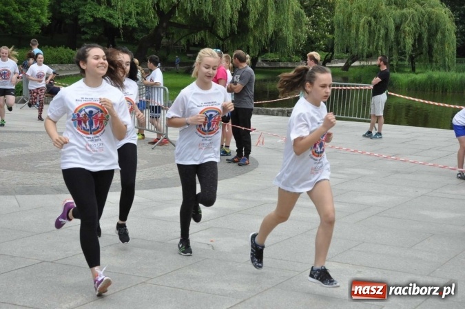 Zdjęcie w galerii na portalu naszraciborz.pl: Pół tysiąca dzieci i młodzieży na XI Biegu Profilaktycznym w parku im. Miasta Roth wiadomości z regionu