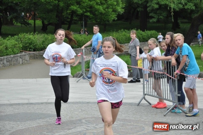 Zdjęcie w galerii na portalu naszraciborz.pl: Pół tysiąca dzieci i młodzieży na XI Biegu Profilaktycznym w parku im. Miasta Roth wiadomości z regionu