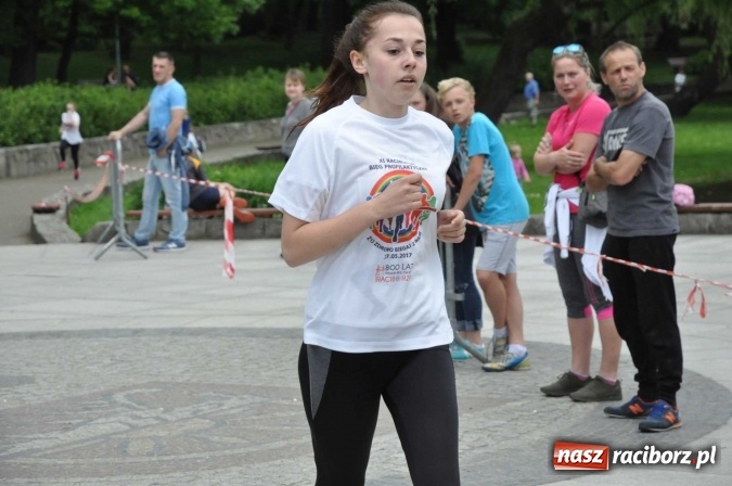 Zdjęcie w galerii na portalu naszraciborz.pl: Pół tysiąca dzieci i młodzieży na XI Biegu Profilaktycznym w parku im. Miasta Roth wiadomości z regionu