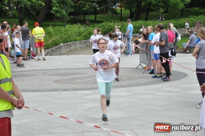 Zdjęcie w galerii na portalu naszraciborz.pl: Pół tysiąca dzieci i młodzieży na XI Biegu Profilaktycznym w parku im. Miasta Roth wiadomości z regionu