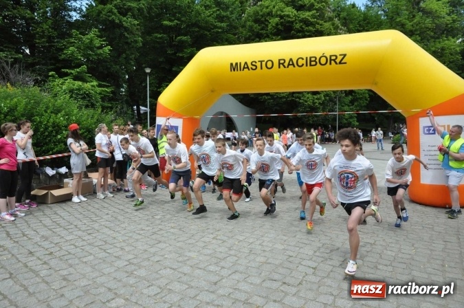 Zdjęcie w galerii na portalu naszraciborz.pl: Pół tysiąca dzieci i młodzieży na XI Biegu Profilaktycznym w parku im. Miasta Roth wiadomości z regionu