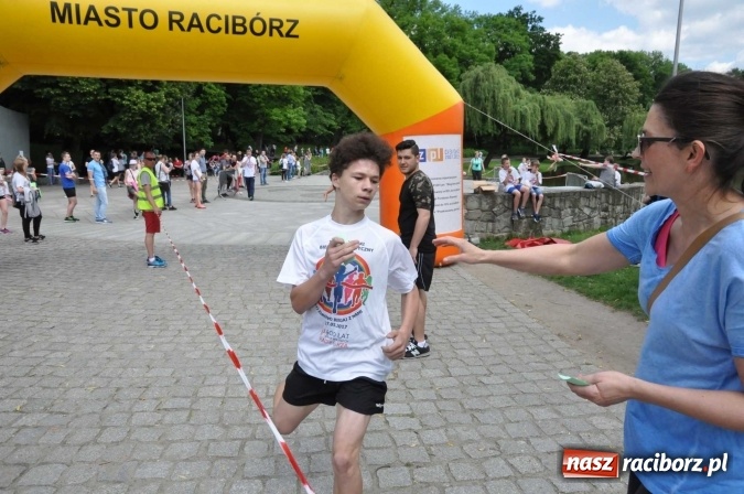 Zdjęcie w galerii na portalu naszraciborz.pl: Pół tysiąca dzieci i młodzieży na XI Biegu Profilaktycznym w parku im. Miasta Roth wiadomości z regionu