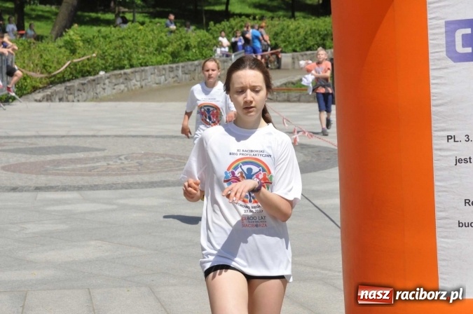 Zdjęcie w galerii na portalu naszraciborz.pl: Pół tysiąca dzieci i młodzieży na XI Biegu Profilaktycznym w parku im. Miasta Roth wiadomości z regionu