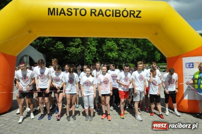 Zdjęcie w galerii na portalu naszraciborz.pl: Pół tysiąca dzieci i młodzieży na XI Biegu Profilaktycznym w parku im. Miasta Roth wiadomości z regionu