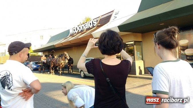 Zdjęcie w galerii na portalu naszraciborz.pl: Bryczka z czterema końmi w McDrive Racibórz  wiadomości z regionu
