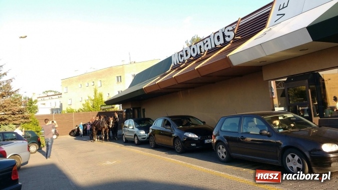 Zdjęcie w galerii na portalu naszraciborz.pl: Bryczka z czterema końmi w McDrive Racibórz  wiadomości z regionu