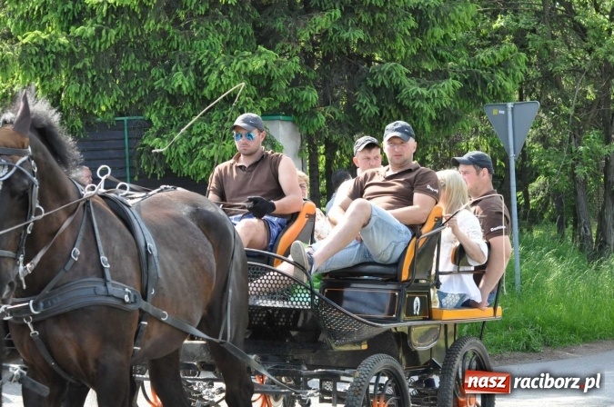 Zdjęcie w galerii na portalu naszraciborz.pl: Bryczka z czterema końmi w McDrive Racibórz  wiadomości z regionu
