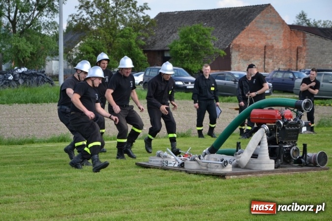Zdjęcie w galerii na portalu naszraciborz.pl: Strażacy z Roszkowa z nowym rekordem na zawodach w Rudyszwałdzie wiadomości z regionu