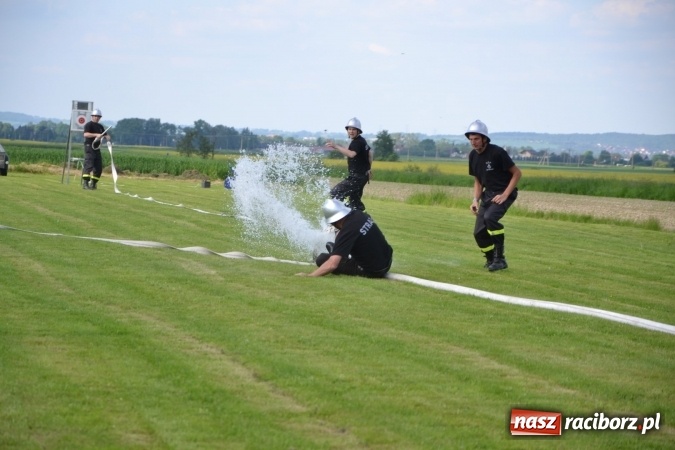 Zdjęcie w galerii na portalu naszraciborz.pl: Strażacy z Roszkowa z nowym rekordem na zawodach w Rudyszwałdzie wiadomości z regionu