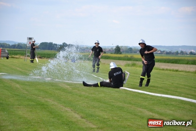 Zdjęcie w galerii na portalu naszraciborz.pl: Strażacy z Roszkowa z nowym rekordem na zawodach w Rudyszwałdzie wiadomości z regionu
