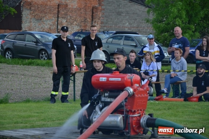 Zdjęcie w galerii na portalu naszraciborz.pl: Strażacy z Roszkowa z nowym rekordem na zawodach w Rudyszwałdzie wiadomości z regionu