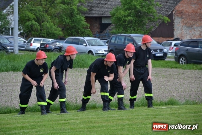 Zdjęcie w galerii na portalu naszraciborz.pl: Strażacy z Roszkowa z nowym rekordem na zawodach w Rudyszwałdzie wiadomości z regionu