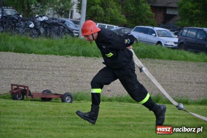 Zdjęcie w galerii na portalu naszraciborz.pl: Strażacy z Roszkowa z nowym rekordem na zawodach w Rudyszwałdzie wiadomości z regionu