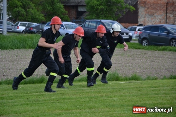 Zdjęcie w galerii na portalu naszraciborz.pl: Strażacy z Roszkowa z nowym rekordem na zawodach w Rudyszwałdzie wiadomości z regionu