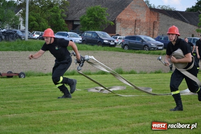 Zdjęcie w galerii na portalu naszraciborz.pl: Strażacy z Roszkowa z nowym rekordem na zawodach w Rudyszwałdzie wiadomości z regionu