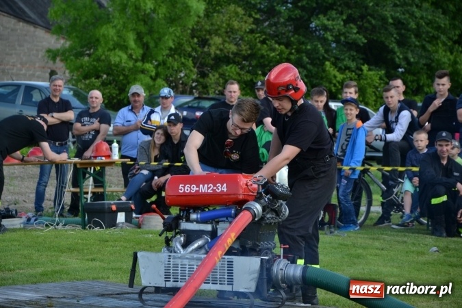 Zdjęcie w galerii na portalu naszraciborz.pl: Strażacy z Roszkowa z nowym rekordem na zawodach w Rudyszwałdzie wiadomości z regionu