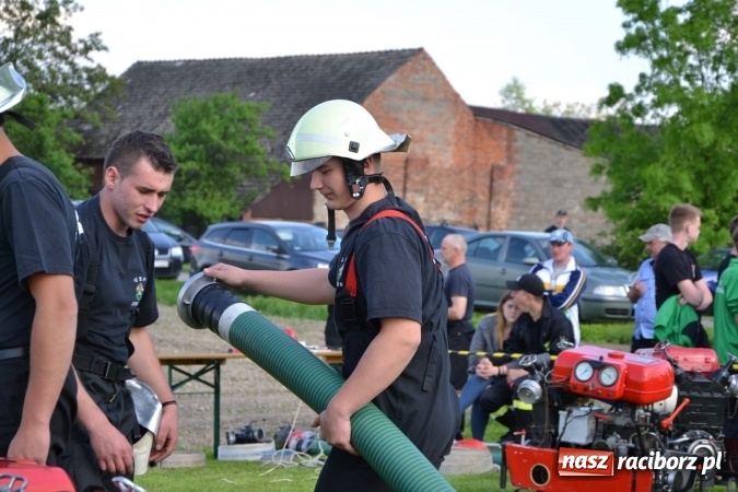 Zdjęcie w galerii na portalu naszraciborz.pl: Strażacy z Roszkowa z nowym rekordem na zawodach w Rudyszwałdzie wiadomości z regionu