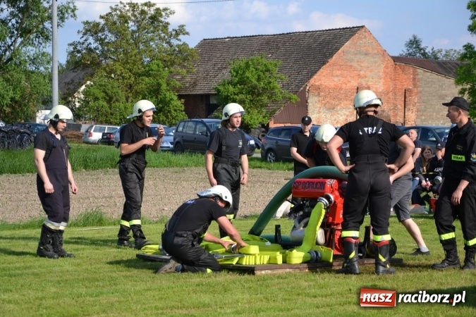 Zdjęcie w galerii na portalu naszraciborz.pl: Strażacy z Roszkowa z nowym rekordem na zawodach w Rudyszwałdzie wiadomości z regionu