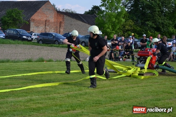 Zdjęcie w galerii na portalu naszraciborz.pl: Strażacy z Roszkowa z nowym rekordem na zawodach w Rudyszwałdzie wiadomości z regionu