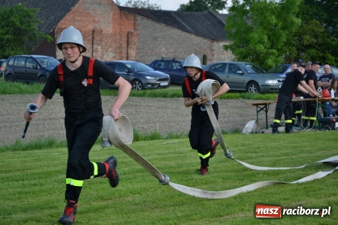 Zdjęcie w galerii na portalu naszraciborz.pl: Strażacy z Roszkowa z nowym rekordem na zawodach w Rudyszwałdzie wiadomości z regionu