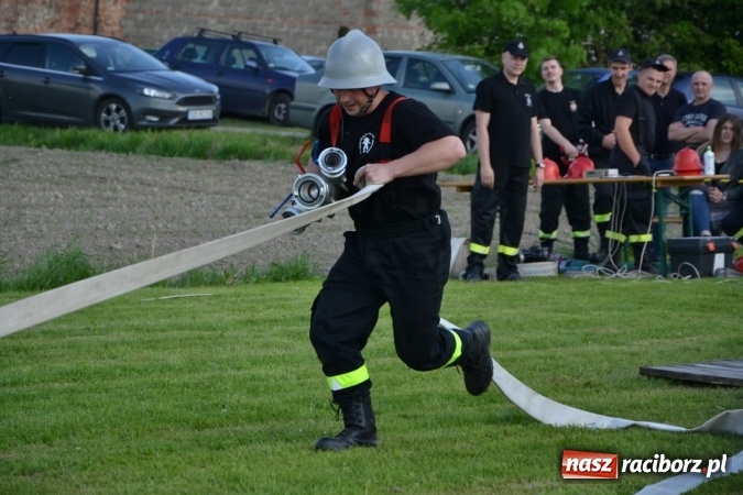 Zdjęcie w galerii na portalu naszraciborz.pl: Strażacy z Roszkowa z nowym rekordem na zawodach w Rudyszwałdzie wiadomości z regionu