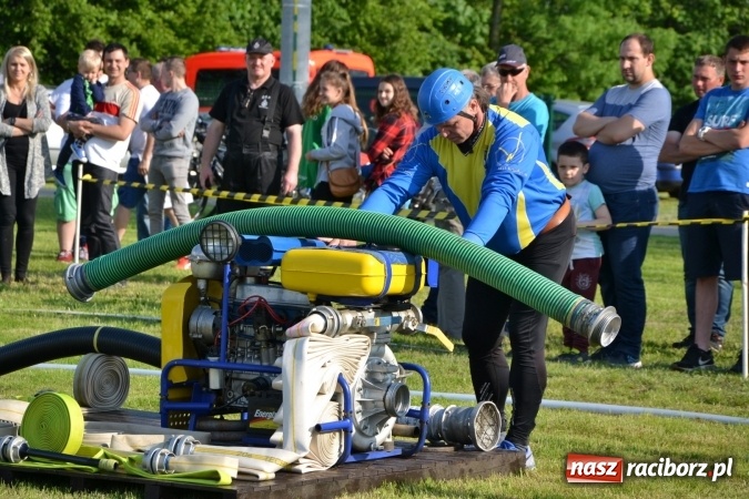 Zdjęcie w galerii na portalu naszraciborz.pl: Strażacy z Roszkowa z nowym rekordem na zawodach w Rudyszwałdzie wiadomości z regionu