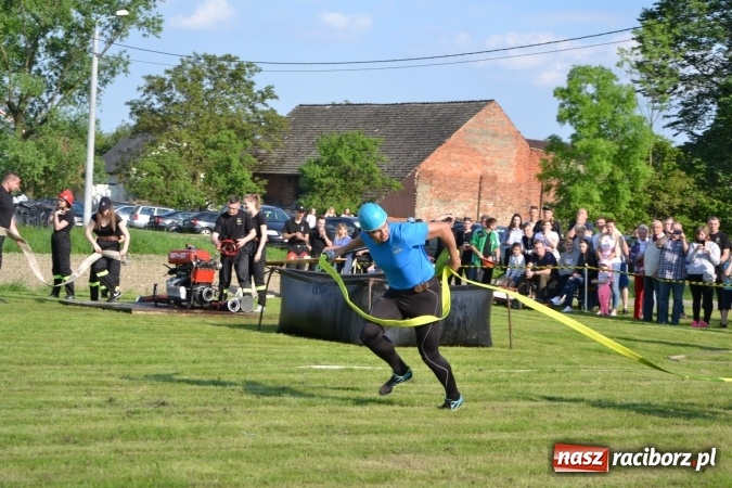 Zdjęcie w galerii na portalu naszraciborz.pl: Strażacy z Roszkowa z nowym rekordem na zawodach w Rudyszwałdzie wiadomości z regionu