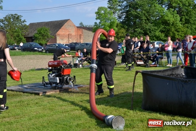 Zdjęcie w galerii na portalu naszraciborz.pl: Strażacy z Roszkowa z nowym rekordem na zawodach w Rudyszwałdzie wiadomości z regionu