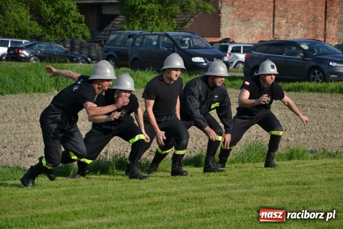 Zdjęcie w galerii na portalu naszraciborz.pl: Strażacy z Roszkowa z nowym rekordem na zawodach w Rudyszwałdzie wiadomości z regionu