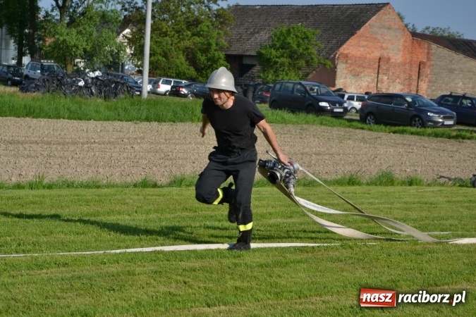 Zdjęcie w galerii na portalu naszraciborz.pl: Strażacy z Roszkowa z nowym rekordem na zawodach w Rudyszwałdzie wiadomości z regionu