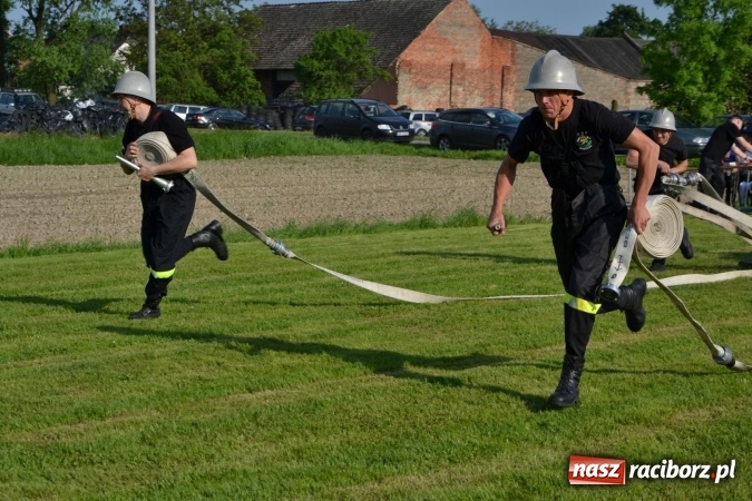 Zdjęcie w galerii na portalu naszraciborz.pl: Strażacy z Roszkowa z nowym rekordem na zawodach w Rudyszwałdzie wiadomości z regionu